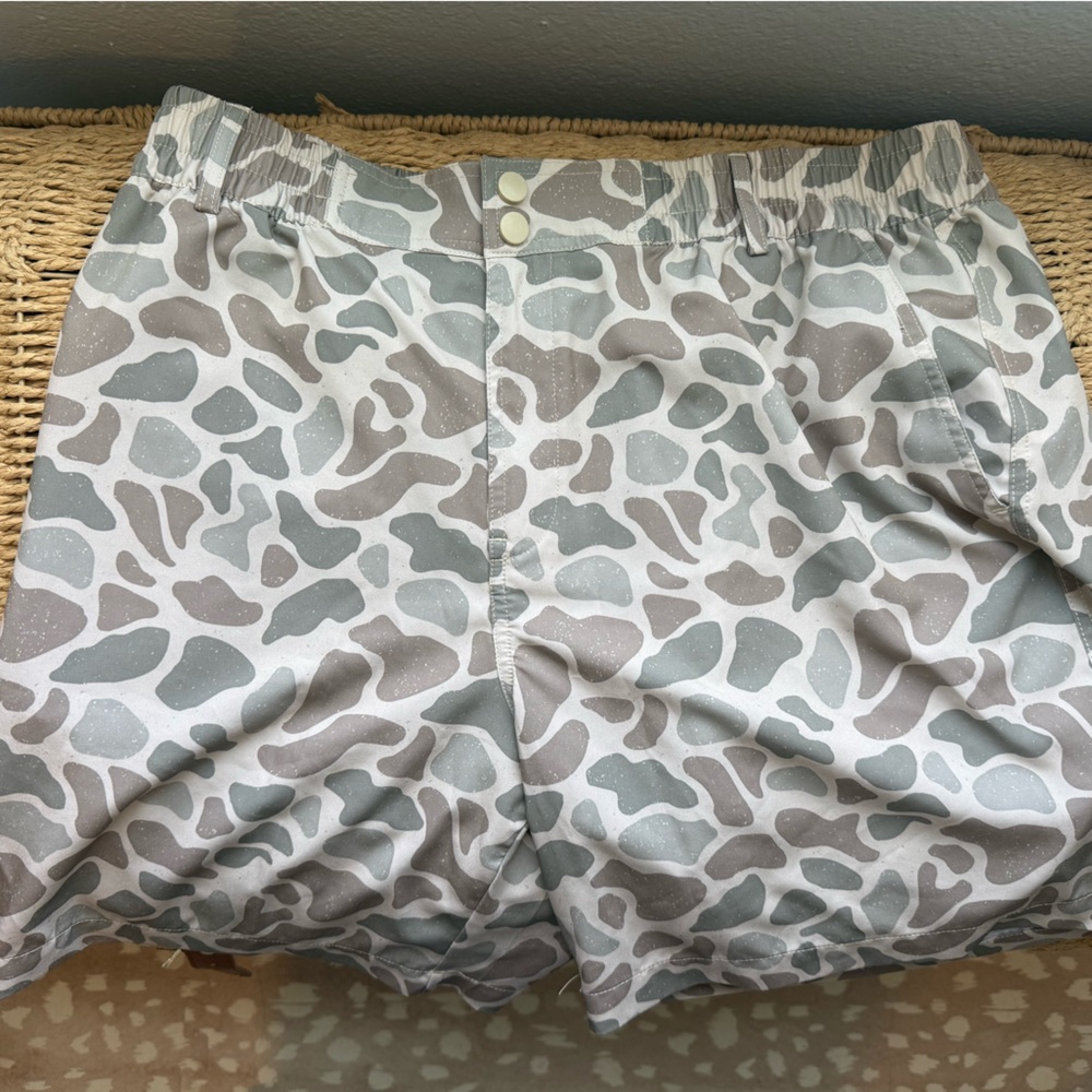 BURLEBO Size Large Light Gray & Taupe Camouflage Windbreaker Men’s Shorts